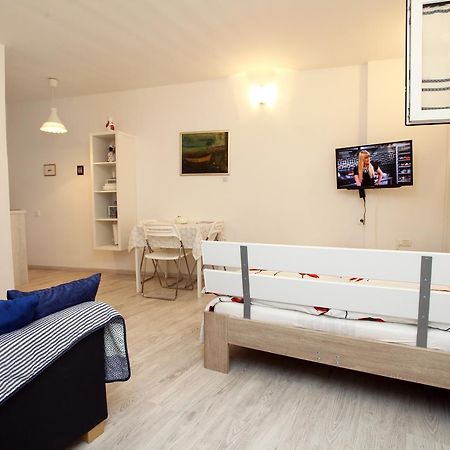 Apartma Mery ไพราน ภายนอก รูปภาพ
